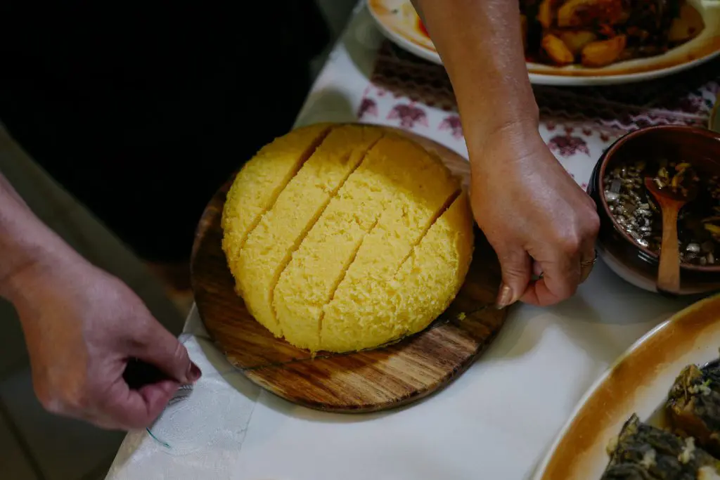 Moldovan food, traditional mamaliga